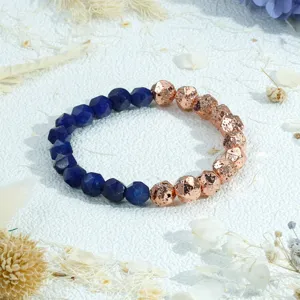 Gedetailleerd overzicht van een bicolour stretch armband met blauwe kralen en lavastenen.