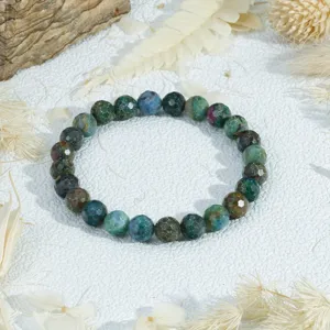 Gedetailleerde close-up van armband met facetgeslepen edelsteen kralen in Boheemse stijl.