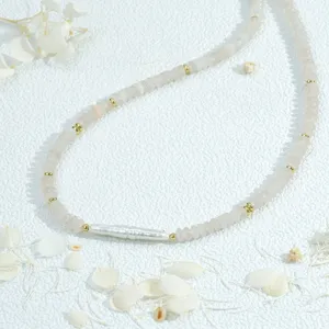 Collier de perles baroques irrégulières avec entretoises dorées et pierres plates rétro.