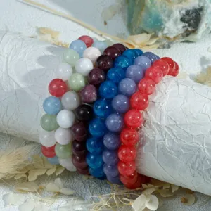 Set van kleurrijke kraal elastische armbanden, stapelbare edelsteen handtouwaccessoire.
