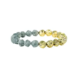 Gedetailleerde close-up van de elastische armband met grijze steen en gouden lavasteen kralen.