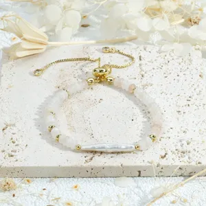 Gros plan détaillé du bracelet élégant en perles baroques avec chaîne dorée ajustable.