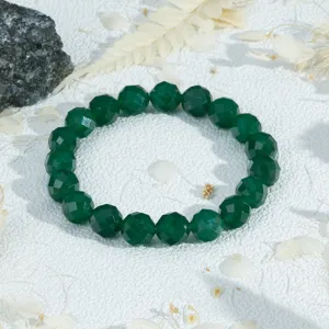 Detailopname van de donkergroene gefacetteerde edelsteen kralenarmband met fijne details.