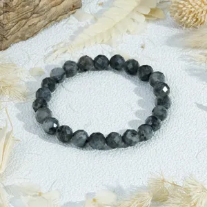 Detail donkergrijze gefacetteerde kralenarmband, elegant accessoire voor dagelijks gebruik.