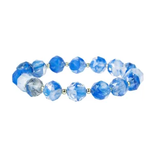 Blaue facettierte Kristallglas Perlenarmband Detailansicht, goldfarbene Abstandsperlen chic.