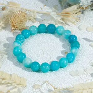 Detailopname van levendige blauwe kralen stretcharmband,bohemien stijl zomerse accessoire.