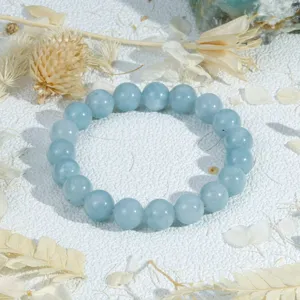 Lichtblauwe kristalen kraal stretch armband detail, vintage Morandi stijl stapel sieraden.