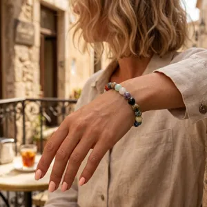 Detailopname van de kleurrijke edelsteen kralenarmband elegant gedragen om de pols.