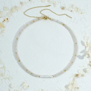 Collier de perles fait main avec des perles plates et un élégant pendentif baroque.