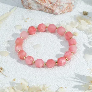Roze gefacetteerde halfedelsteen kralen armband met gouden afstandskralen voor dames.