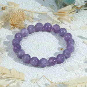 Gedetailleerde close-up van de elegante paarse kristalen kralenarmband met gladde stenen.