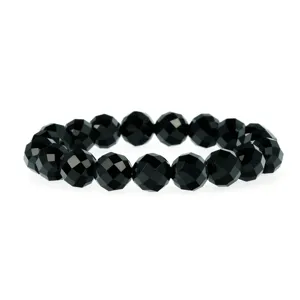 Gedetailleerd overzicht van gefacetteerde zwarte kraal armband, elegant mode-accessoire.