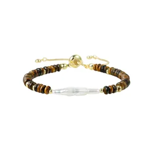 Vue détaillée du bracelet en perles d'œil de tigre et perle baroque avec chaîne dorée.