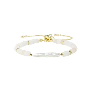 Vue détaillée du bracelet de perles fait main avec perle baroque, perles blanches et accents dorés.