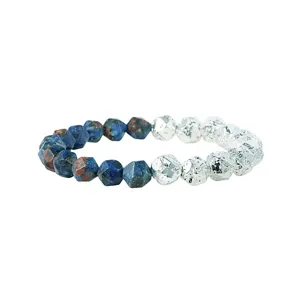 Gefacetteerde stenen kraal detail armband, blauw en zilver kleurgeblokkeerd elastisch stretch design.