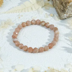 Gedetailleerde armband van gefacetteerde perzik kristal edelsteen parels, elegant sieraad.