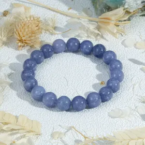 Prachtig detail van de Morandi kleurige kraal stretch armband met gladde kralen en textuur.
