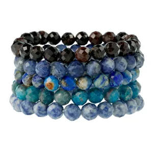 Gedetailleerd overzicht van meerlaagse edelsteen kraal armbanden, elegante stijl.