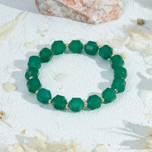 Groene gefacetteerde edelstenen armband met gouden kralen, stijlvolle semi-edele sieraden voor dames.