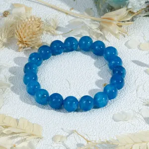 Gedetailleerde close-up van de vintage blauwe kralenarmband, gladde textuur voor dagelijks gebruik.