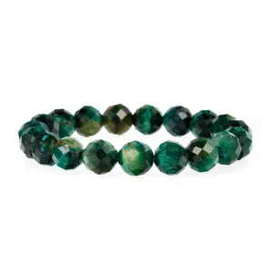 Facetgeslepen groene steen kralen armband detailweergave, vintage luxe stijl mode sieraden.