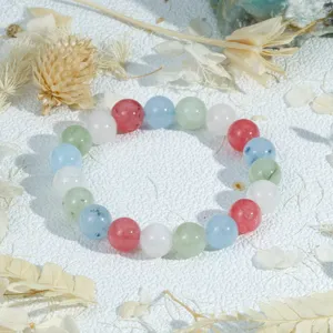 Detailshot van de kleurrijke Morandi kraal armband, elegante elastische polsketting.