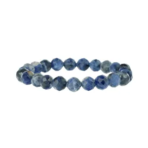 Close-up van de gefacetteerde blauwe sodaliet kralen armband detail elastische sieraden stijl.