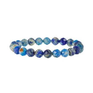 Gefacetteerde lapis lazuli kralen armband detail, met natuurlijke blauwe textuur.