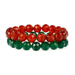 Gefaseerde rode en groene edelsteen kralen armbanden, gedetailleerd close-up shot