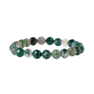 Detailfoto van de gefacetteerde groene edelsteenkralenarmband met fijne steensnede.