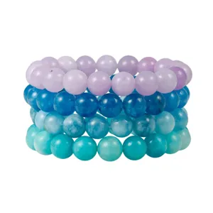 Detailweergave van de gekleurde kralen van de elastische armband in Morandi-stijl.