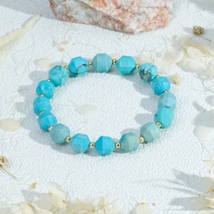 Blauwe gefacetteerde edelsteen kraal armband met goudkleurige metalen accenten dames sieraden.
