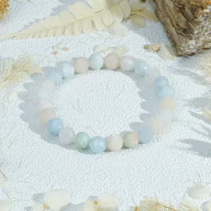 Detail van gefacetteerde edelstenen kralenarmband, delicate elastische pols sieraden.