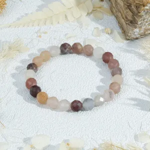 Gefacetteerde kleurrijke halfedelstenen kralen armband, elegante elastische sieraden.