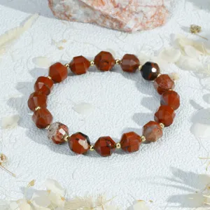Gefacetteerde rode halfedelstenen kralen armband met gouden afstandskralen, elegante stijl.