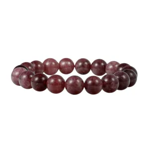 Gedetailleerde close-up van de donkerpaarse kralen stretch armband met gladde kralen.
