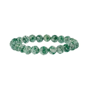 Detailopname van de retro groene gefacetteerde kralenarmband met fijne edelsteenstructuur.