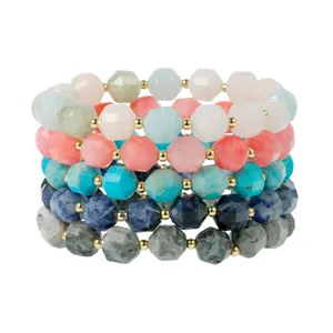Meerlaagse gefacetteerde edelsteen armband set met kleurrijke kralen en goudaccenten.