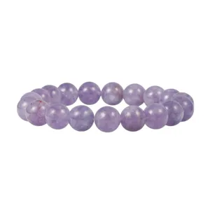 Gedetailleerde close-up van de paarse kristallen kralenarmband met gladde ronde kralen.