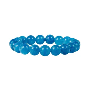 Blauwe kralen stretch armband in retro stijl, levendige blauwe kleur detailopname.