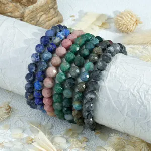 Stijlvolle meervoudige stapelbare armband van natuurlijke edelstenen met facetkraal.