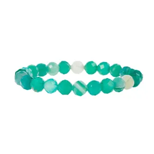 Detailopname van gefacetteerde edelsteenralarmband, groen witte elastische sieraden ketting.