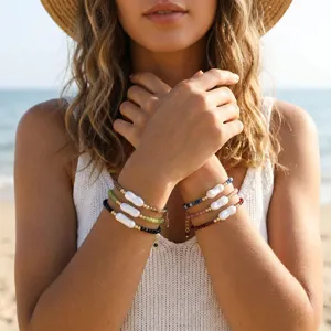 Gedetailleerd overzicht van barok parel en halfedelsteen kralen armband in retro stijl.