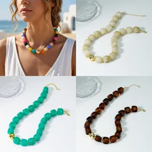 Schicke Acryl quadratische Perlenkette mit Goldakzent, ideal für Urlaub und Alltag.
