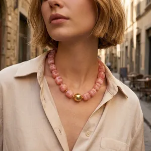 Klobige rosa Acryl Würfel Perlenkette mit goldenem Kugelanhänger Damen Modeschmuck Trend.