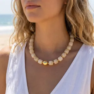Detailansicht der trendigen Acryl-Klötzchen-Perlenkette mit Goldkugel für Urlaubs-Styling.