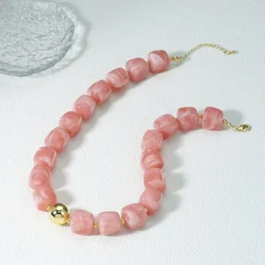 Rosa Acryl Wuerfel Perlen Halskette Detailansicht, goldene Kugel modische Schluesselbeinkette