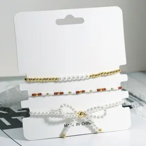 Nahaufnahme des Perlenarmband-Sets mit eleganter Perlen Schleife und Metallperlen.