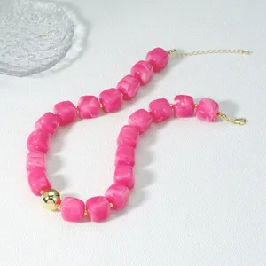 Rosa Acryl quadratische Perlen Halskette mit goldenen Kugel Details modischer Choker Schmuck