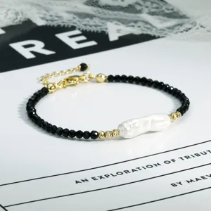 Europese stijl kralenarmband met zwarte facetten, gouden details en barok parel.